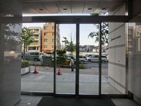 窓が大きく明るい空間