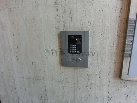 オートロックにより出入りになります。