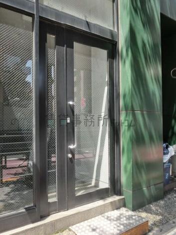 テナントスペース入口はガラス張りの手動ドアです