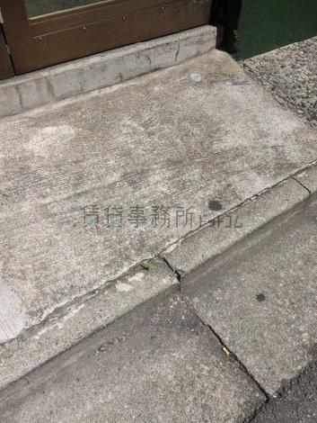 歩道との間に段差があります