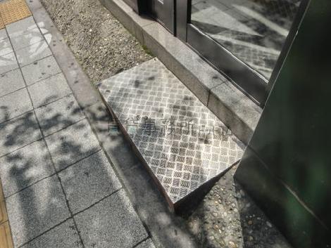テナントスペース入口には段差があります
