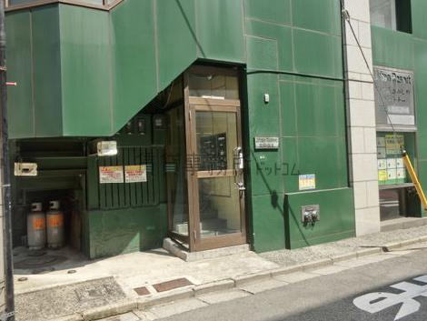 コンパクトな入口です