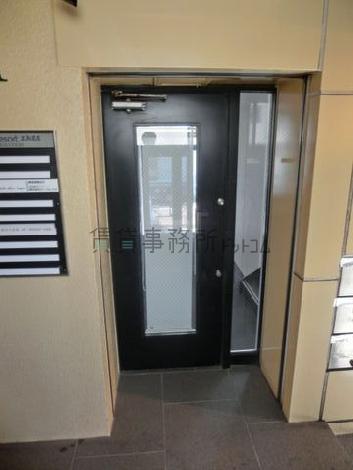 テナントスペースとつながっているドアです