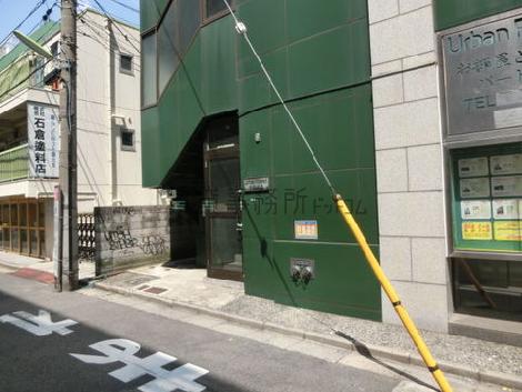 側面向って左側にあります