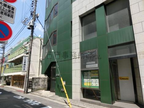 路地側に入口が設置されています