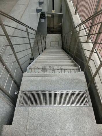 入口脇に地下への階段があります