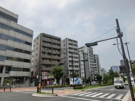 すぐ側には信号があります