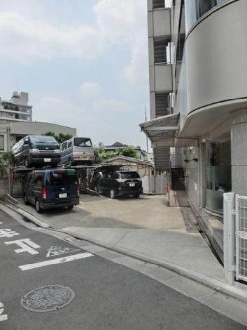 側面に駐車スペースがあります