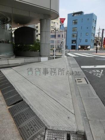 駐車場入口付近の段差はスロープになっています