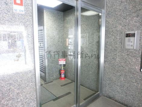 入口はオートロック式