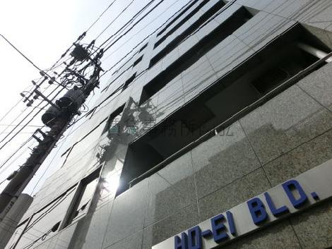入口付近から撮影した外壁