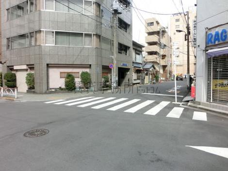 建物の右奥に見えるのが玄関です