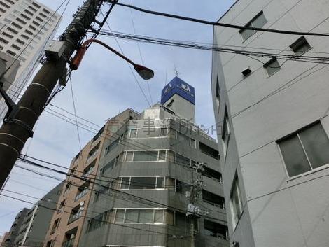 上階がセットバックしています