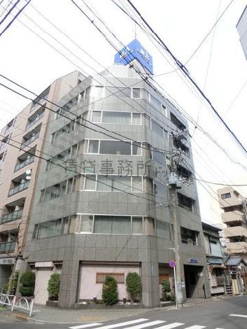 三面窓が特徴の角ビルです