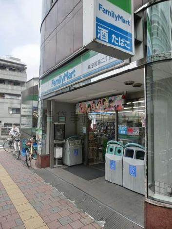 １階にはファミリーマート