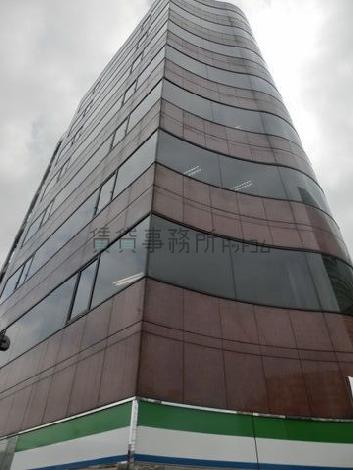 通り沿いに窓ガラスが大きくあります