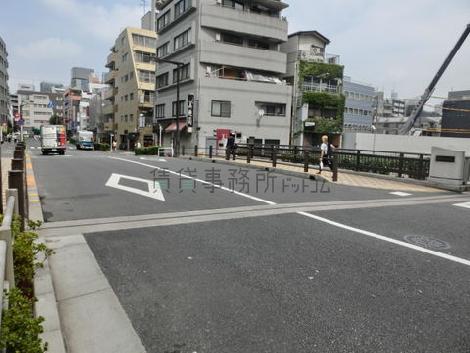 近くには川が流れます