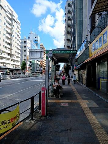建物前の歩道