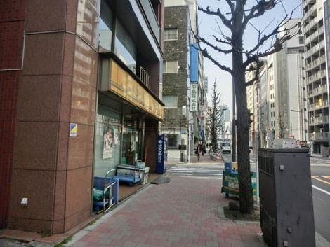 前面はレンガ敷きの歩道です