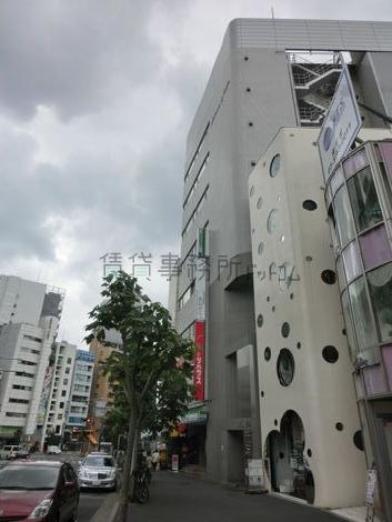 周辺の交通量は多めです