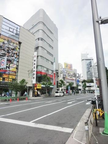 外苑前交差点からも目立ちます