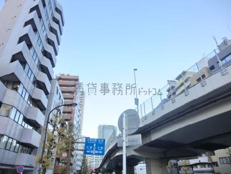 目の前に高速道路が通っております