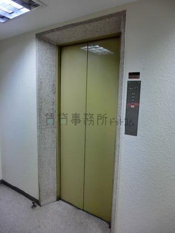 エレベーター乗り場は２階です