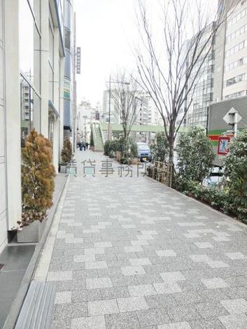 街路樹のある通り