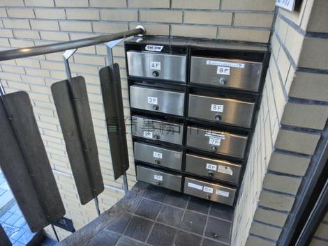 郵便受けはエレベータ脇にございます