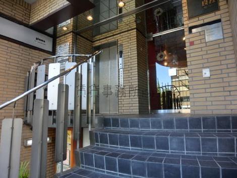 タイル貼りで綺麗なエントランスホール
