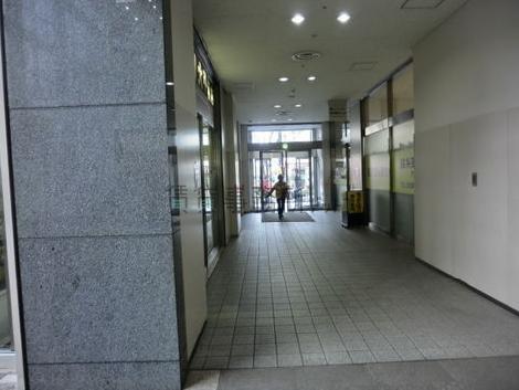 両脇にサブ玄関があります