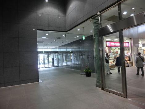 オフィス区画のホール内です