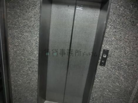 シックな色合いの造りです