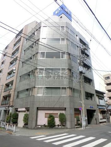 前面は交差点の横断歩道です