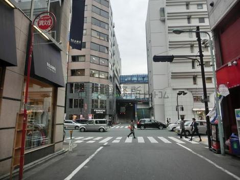 脇道から見た明治通りです