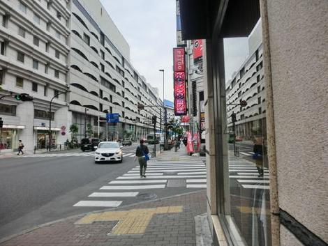 目の前は西武百貨店とJR池袋駅です