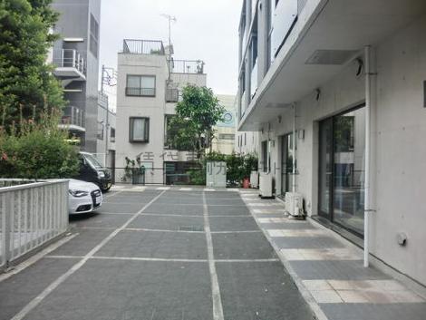 広々とした敷地内