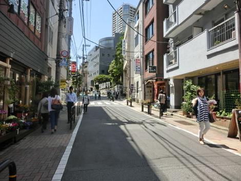 お昼時は人通りが活発になります