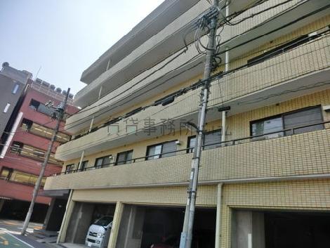 各階にバルコニーがあります