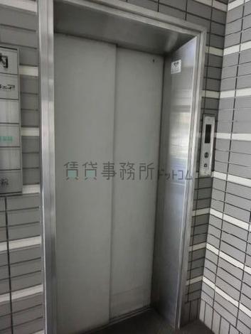 １階エレベーター扉