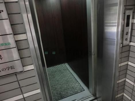 エレベーター内です
