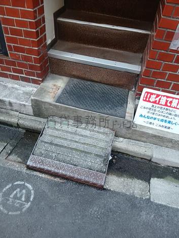 出入口付近（段差少しあり）