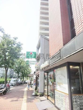 通りの人通りは賑やかです