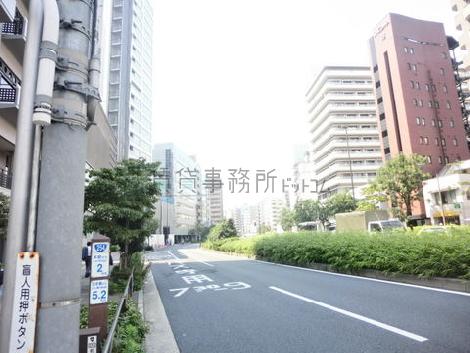 通りの向い側より撮影