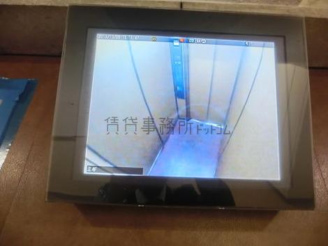 エレベーターに防犯カメラが設置されています