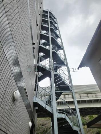 背面にある外階段