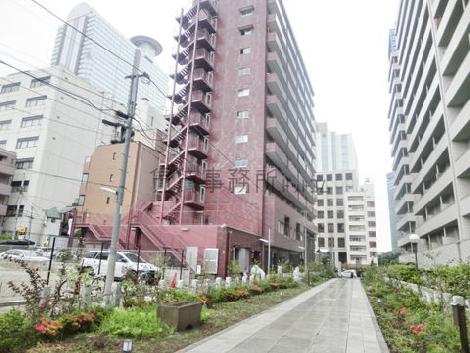 隣接する側道奥からの景観
