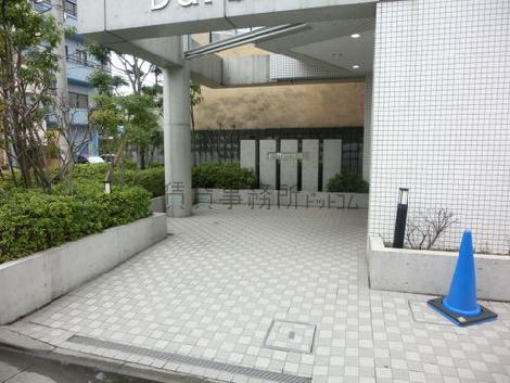正面玄関の様子です