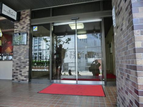建物の右側が玄関でです