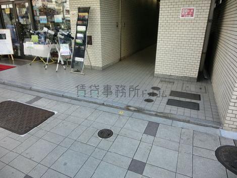 段差のない正面玄関です